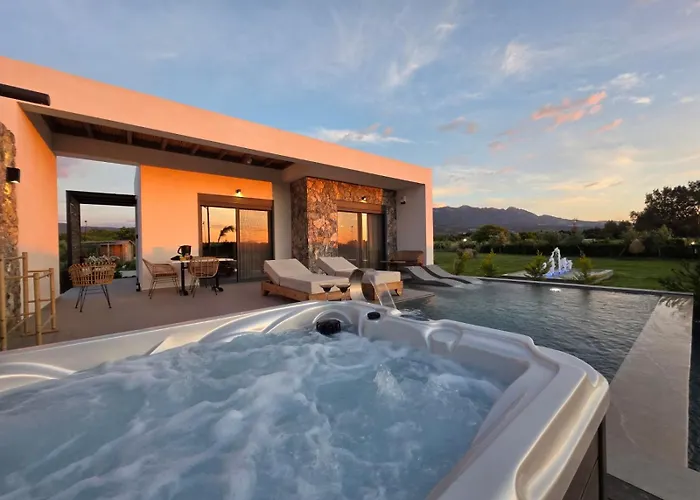 Aphrodite Luxury Suites - Private Heated Pool & Jacuzzi